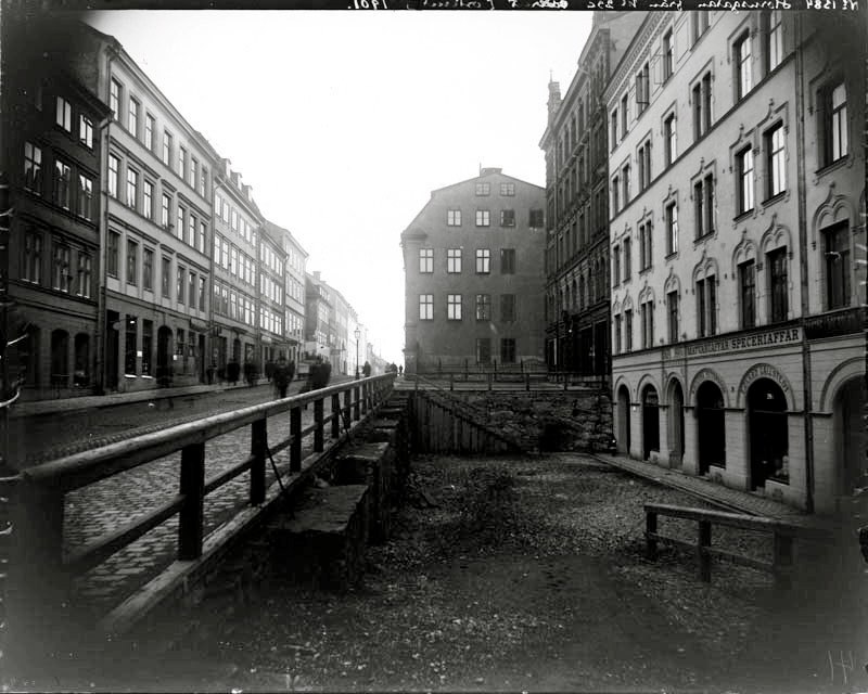 29C till höger med matvaruaffär mot gatan
